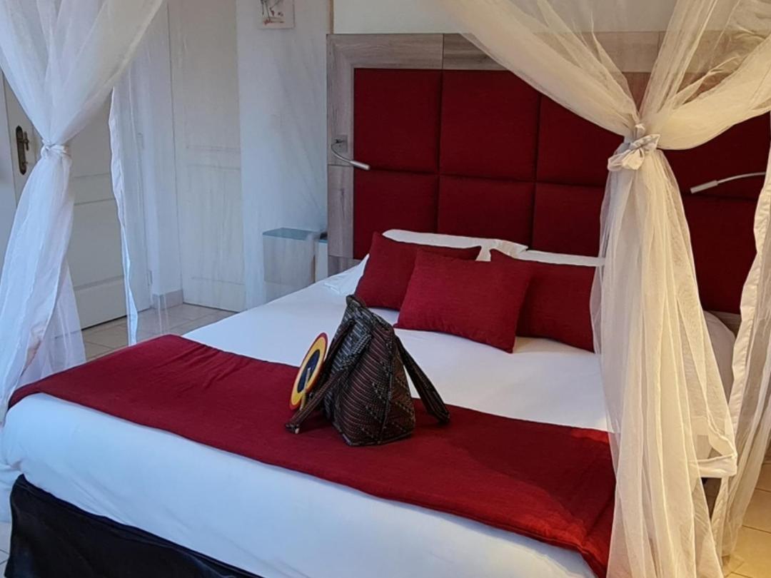 Le Souimanga Bleu Saly Bed and Breakfast Eksteriør billede