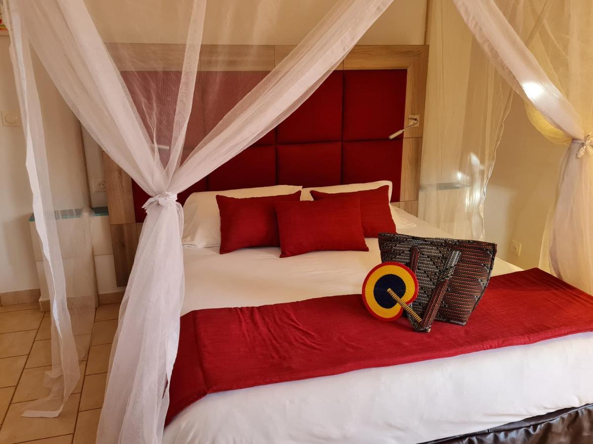 Le Souimanga Bleu Saly Bed and Breakfast Eksteriør billede