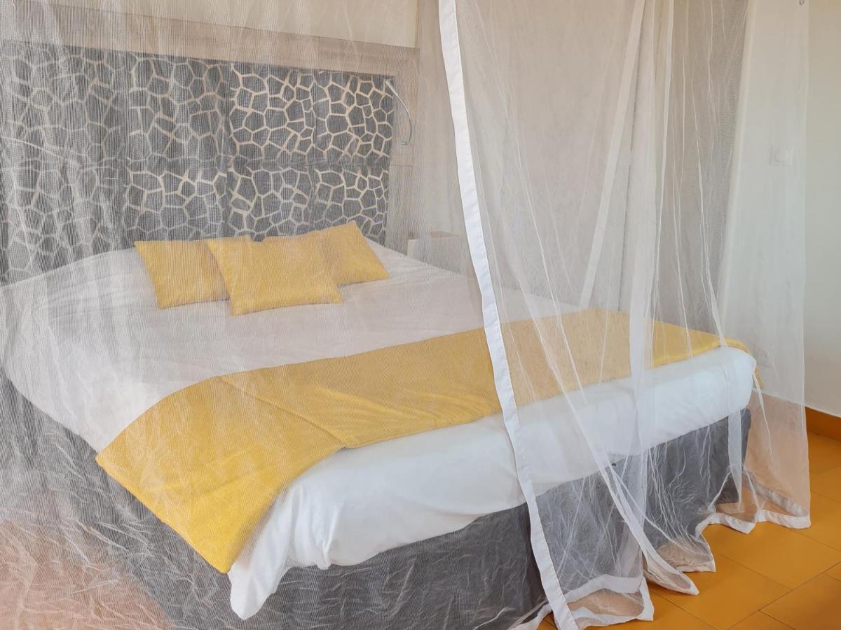 Le Souimanga Bleu Saly Bed and Breakfast Eksteriør billede